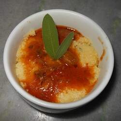 Polenta cremosa com rúcula ou calabresa acebolada