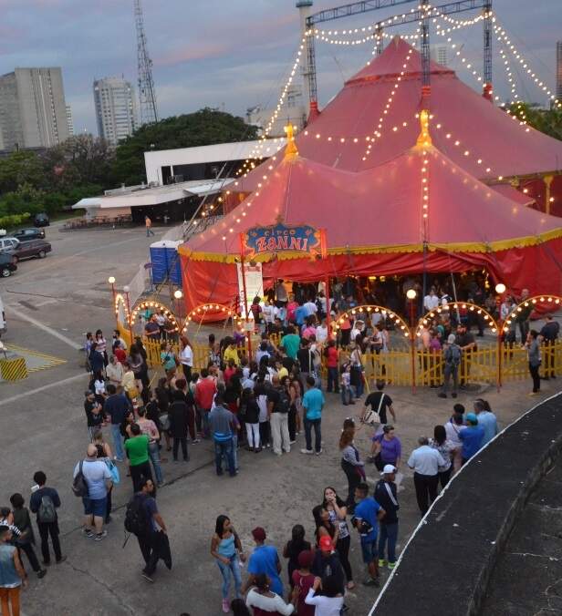 Longas filas para ver o Circo Zanni