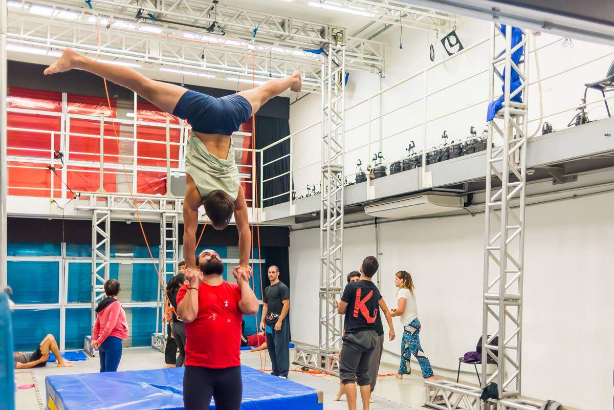 Escola de teatro oferece cursos de circo